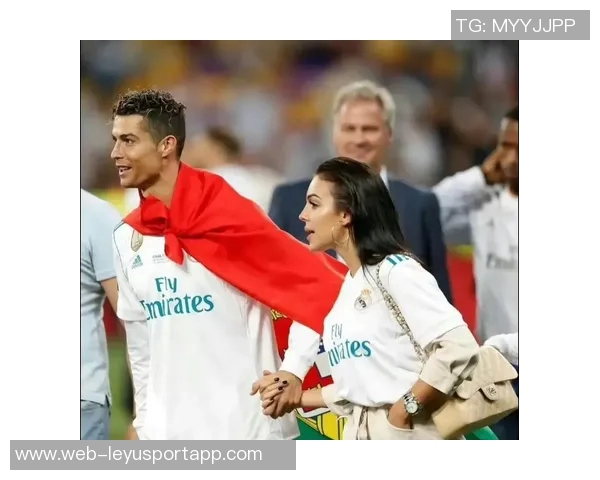 乔治娜分享与C罗及苹果CEO库克等人亲密合影引发热议 乔治娜分享与C罗及苹果CEO库克等人亲密合影引发热议