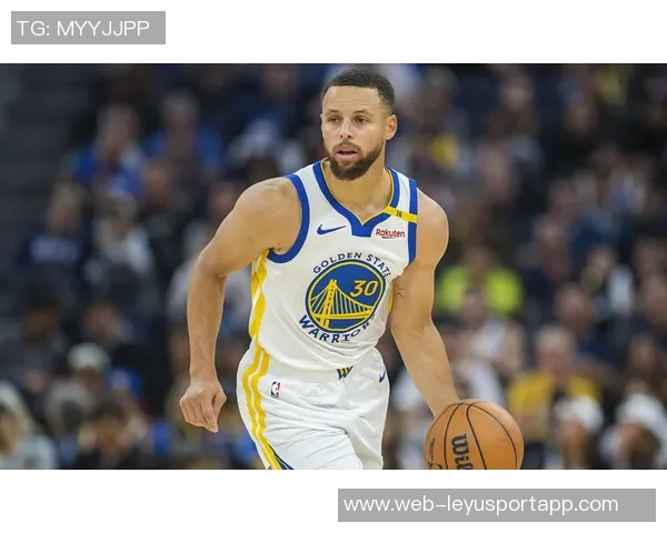 库里透露上半场扭伤脚踝情况不严重期待尽快恢复状态